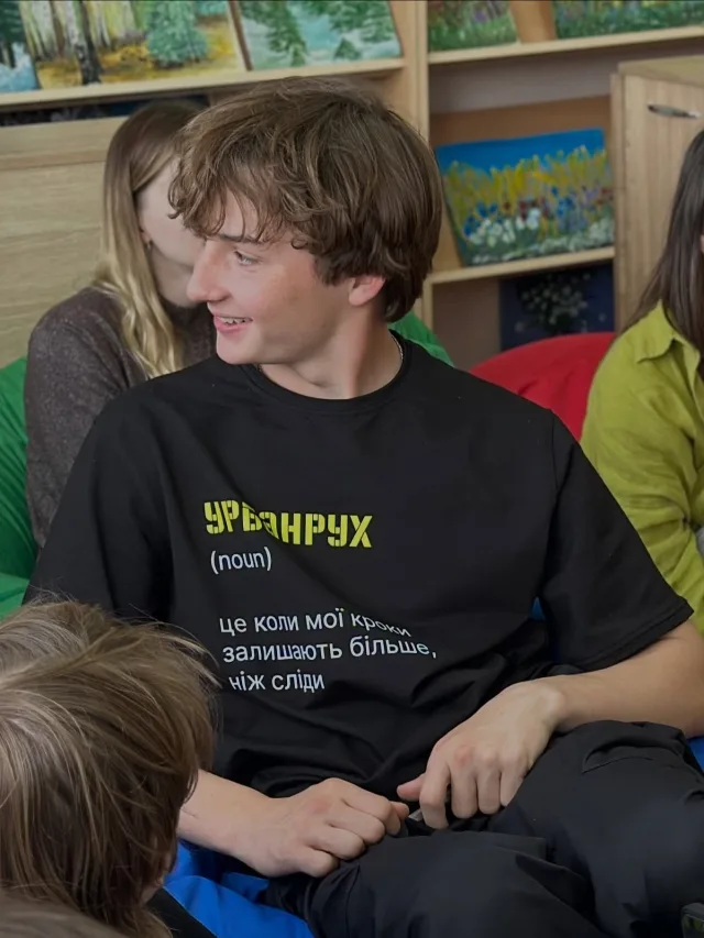 Оргкоманда Урбанруху @sonia_denysiuk @ka__yak побувала на крутій зустрічі з локального туризму у Березнівській громаді.  🚴‍♂️ Менторка Зоряна Чухрай @zoryanachuhray разом із підлітками розбирала, що вже зараз працює в громаді: від зеленого туризму до готових веломаршрутів та піших треків. Обговорювали свіжі думки учасників та шукали ідеї, які допоможуть залучити більше мандрівників до цього краю.  💬 За день до зустрічі, молодь завітала до міської ради й розповіла очільнику міста про свої задуми. Вони отримали обіцянку підтримки, і ми дуже віримо, що все складеться, а голос молоді буде почутий.  🐦 Окремий щемливий момент — естафета добра між громадами. Учасники з Березного отримали в подарунок від Іванковичів @ivankovychi_uactive чудових керамічних пташок, які тепер прикрашатимуть простір березнівського хабу. Команда Урбанруху обожнює працювати такими кур’єрами та знайомити громади між собою. Навзамін підлітки передали сердечка ручної роботи, які виготовила волонтерка з Березного.  🤝 До зустрічі долучилися й наші партнери — @bereznebrama ГО «Березнівська БРАМА». Дякуємо за міцну підтримку!  Радіємо, що урбанрухівці Березного вже мають ідею майбутнього проєкту. Команда зараз активно її пропрацьовує і вже готується до першого тестування!  🔍 Урбанрух «У міста є Я» — всеукраїнська неформальна освітня програма з урбаністики для підлітків 13–17 років. Вона започаткована на основі книги Ірини Озимок «У міста є Я» у співпраці з експертами й активістами. Проєкт реалізується за спонсорської підтримки Ukraine-Moldova American Enterprise Fund (UMAEF) та організаційної підтримки ГО «Сьогодні про майбутнє».