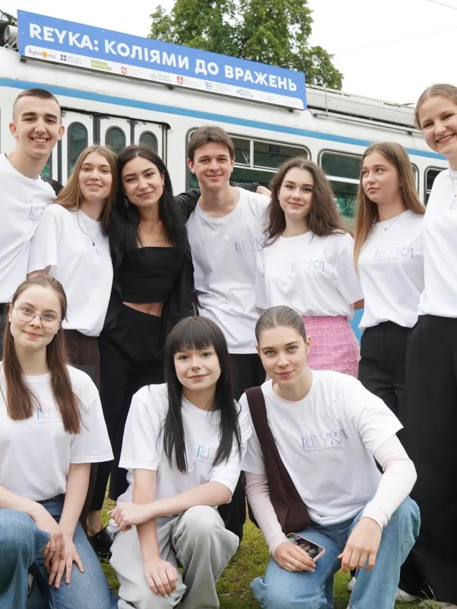🚋 Вінниця, маршрут №6 — і трамвай, який тепер розповідає про місто @reyka.vn  У червні на вулиці Вінниці вийшов інтерактивний трамвай «Reyka: Коліями до вражень» — проєкт випускників IV хвилі Урбанруху «У міста є Я». Між зупинками у салоні звучить аудіогід, на вікнах — наліпки з впізнаваними локаціями Вінниці, QR-коди ведуть на цифрові карти і факти про місто.  Як виглядав цей шлях? Два курси програми Урбанруху, розробка ідеї проєкту, захист перед незалежним журі, перемога у конкурсі. А далі команда підлітків прийшла з ідеєю до департаменту транспорту, презентувала концепцію фахівцям, шукала партнерів, готувала контент — і напередодні першого рейсу власноруч оформлювала вагон. Від першої розмови про трамвай до реального маршруту — це їхня робота.  🙌 Окрема подяка — менторці осередку @sanichka_poud Олександрі Поуданєній. Олександра вже кілька хвиль поспіль супроводжує вінницьку молодь в Урбанрусі. Саме вона колись була менторкою першої команди переможниць з Вінниці — авторів проєкту OpenCity, який також знайшов своє місце. І ось нова команда, нова хвиля — і нова перемога, не тільки урбанрухівців, а всіх вінничан. Дякуємо, Олександро, за віру в підлітків і в те, що ідеї можуть ставати реальністю.  🤝 «Reyka: Коліями до вражень» стала можливою завдяки партнерам, які підтримали команду: Вінницька міська рада та Вінницька транспортна компанія відкрили маршрут, Британська Рада підтримала грантом, Музей Вінниці та Музей Вінницького трамвая допомогли з контентом і архівами, Молодіжний центр «Квадрат» і ОГС «Місто змістів» — з організацією та комунікацією.  🗓️ Тематичний рейс курсує щодня. 
У будні — з Залізничного вокзалу о 12:07, 
у вихідні — об 11:38.  @museum_of_vinnytsia @vinnytsiacitycouncil @kvadrat.vn.ua @kompany1143
