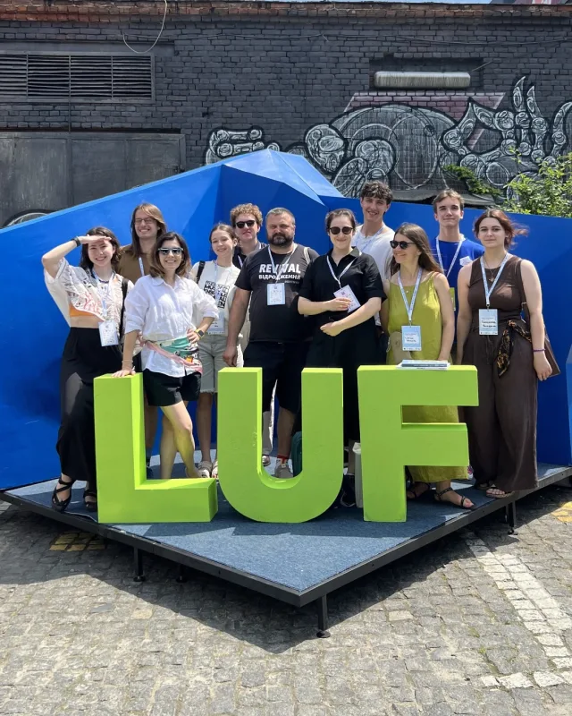 📍 Відбувся Lviv Urban Forum 2026. Тема цього року — «Простори спільнот». І нам є, що про це сказати!  🏘️ V хвиля програми «У міста є Я» вперше вийшла до громад: Лиманівка, Козова, Золотоноша, Ясіня, Баштанка, Березне, Хотин, Лугини, Іванковичі, Літин, Знам’янка Друга та Південне.  Дванадцять громад, де підлітки разом із менторами досліджують свої простори та пропонують реальні зміни. Це і є простори спільнот — конкретні люди, конкретні місця та конкретні ідеї, що змінюють громади.  🎤 Тож наше долучення до Форуму було особливо важливим, адже досвід, який ми отримуємо, працюючи з громадами, має бути доступним і професійній спільноті. У програмі заходу можна було побачити нашу команду:
🔹 @solomiya.konyk Соломія Щегольська, співавторка програми, архітекторка та урбаністка виступила у дискусії «Міські трансформації: у центрі — спільнота».  🤝 Зі сцени знайомі обличчя було видно майже в кожному ряду. Ментори, з якими разом проводили хвилі. Випускники, які вже реалізували свої проєкти й тепер беруть участь у форумі поруч із провідними архітекторами та урбаністами. Члени журі, які рік за роком оцінюють проєкти підлітків і продовжують вірити в цю роботу. Партнери і друзі програми, без яких Урбанрух не був би собою.  📸 Передаємо теплі вітання всім, хто потрапив у кадр, і тим, кого цього разу не встигли сфотографувати. До нових зустрічей!